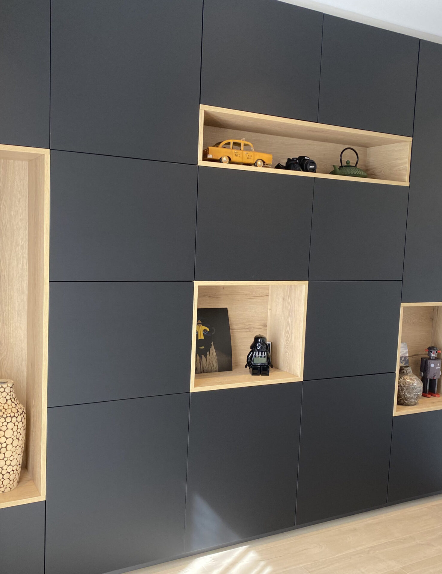 Bibliothèque en contraste noir et bois : design moderne et fonctionnel pour sublimer votre intérieur avec élégance