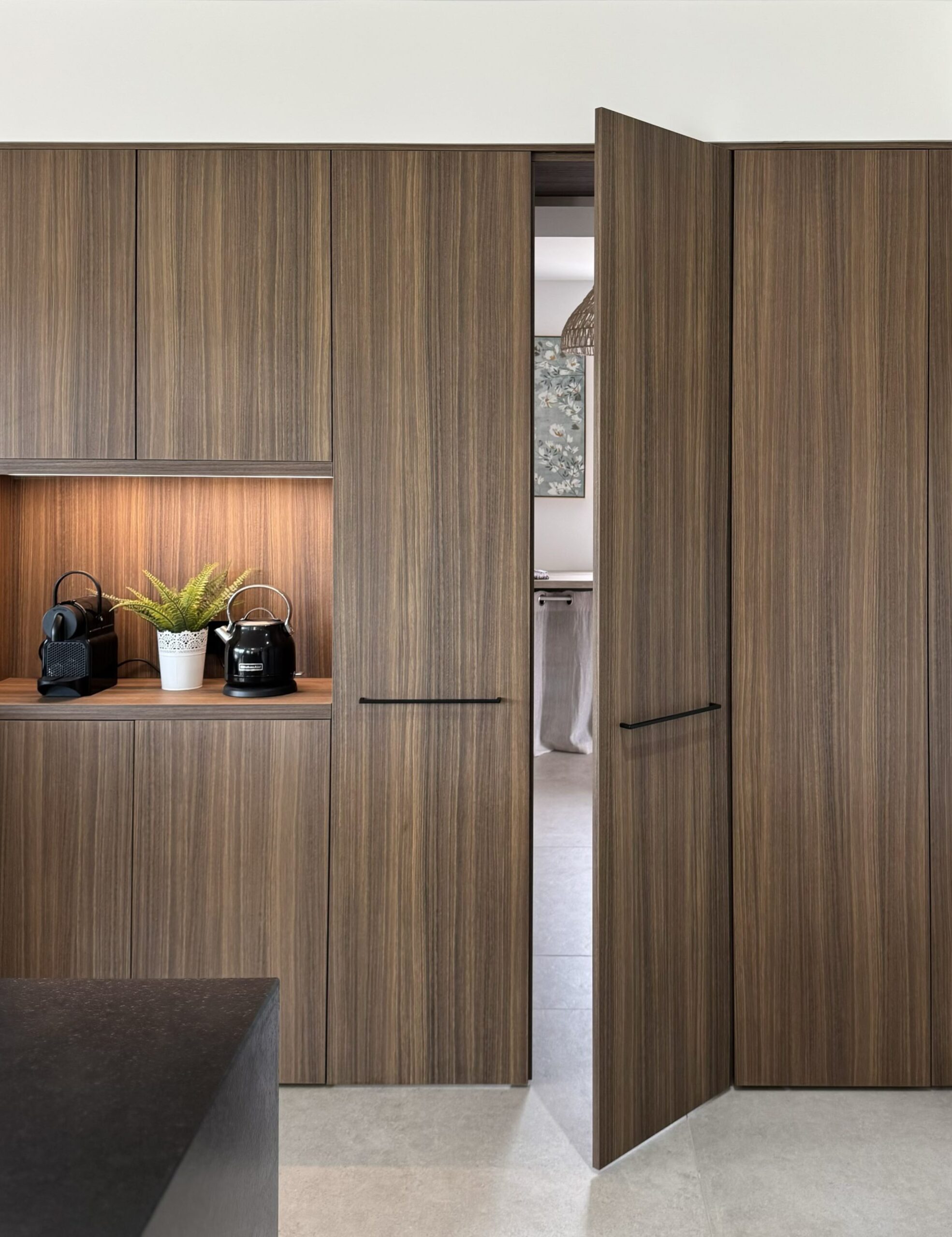 cuisine porte dérobée granit