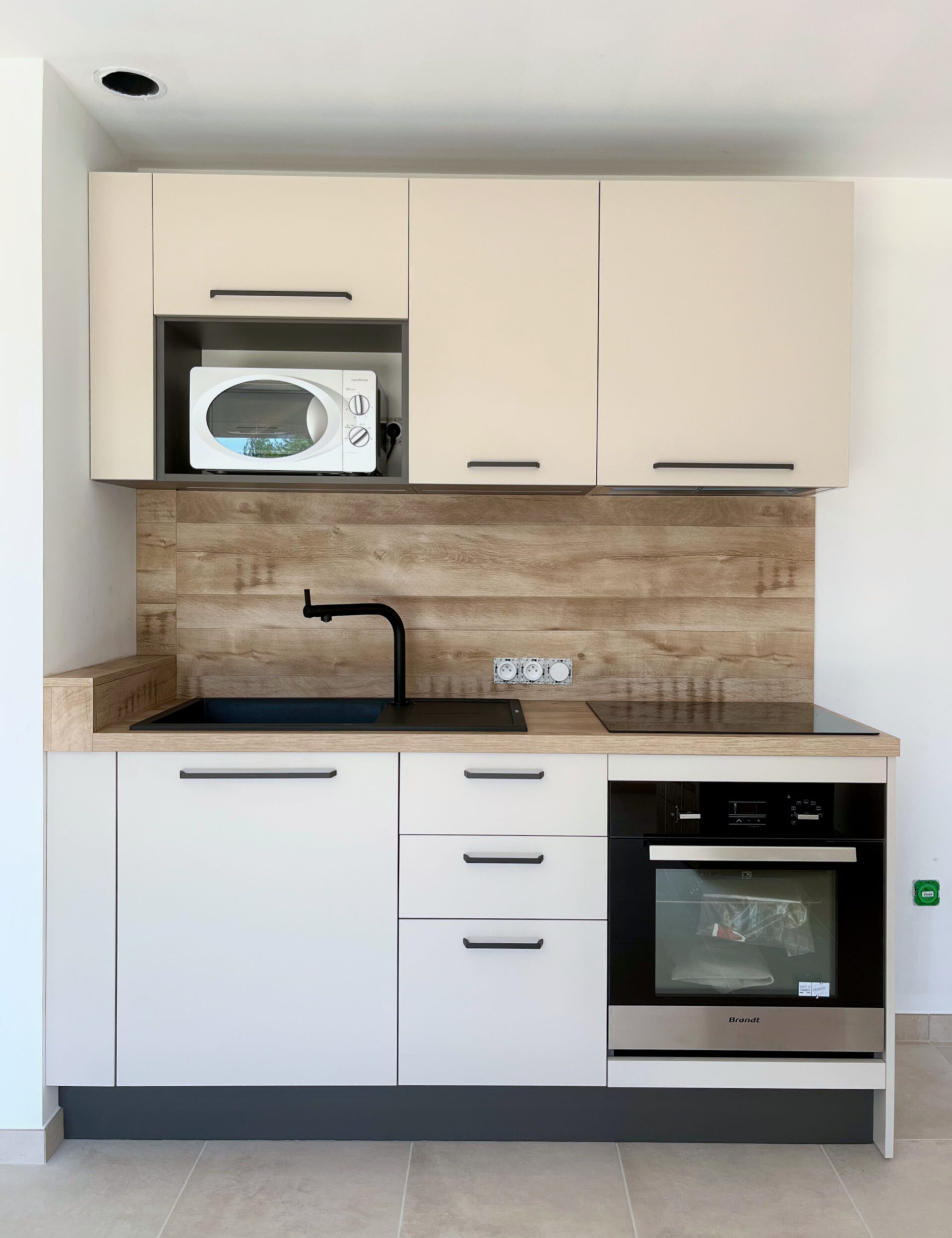 Optez pour une cuisine équipée pour appartement en location, durable et fonctionnelle, avec des matériaux robustes et un design optimisé.