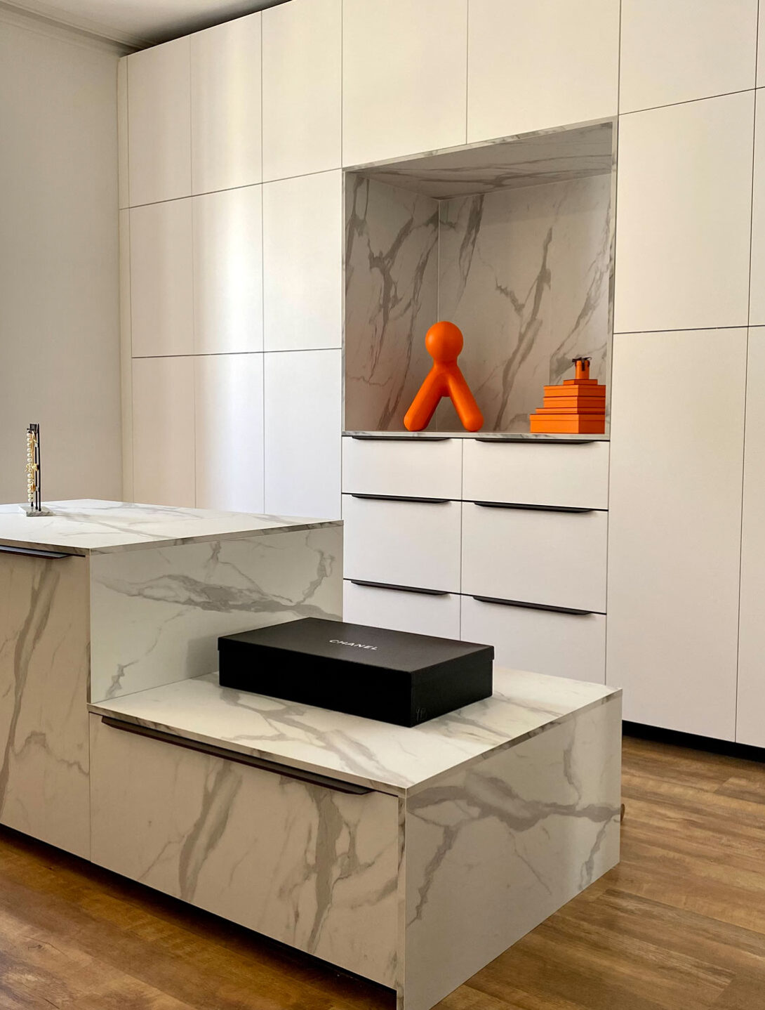 Alliance Contemporaine conçoit des dressings sur mesure qui allient élégance et fonctionnalité. Chaque dressing est pensé pour maximiser l’utilisation de l’espace disponible tout en s’intégrant parfaitement à votre style et à vos besoins. Avec des solutions astucieuses et des rangements optimisés, nous créons des espaces organisés et esthétiques qui subliment votre intérieur.