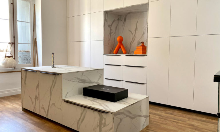 Alliance Contemporaine conçoit des dressings sur mesure qui allient élégance et fonctionnalité. Chaque dressing est pensé pour maximiser l’utilisation de l’espace disponible tout en s’intégrant parfaitement à votre style et à vos besoins. Avec des solutions astucieuses et des rangements optimisés, nous créons des espaces organisés et esthétiques qui subliment votre intérieur.