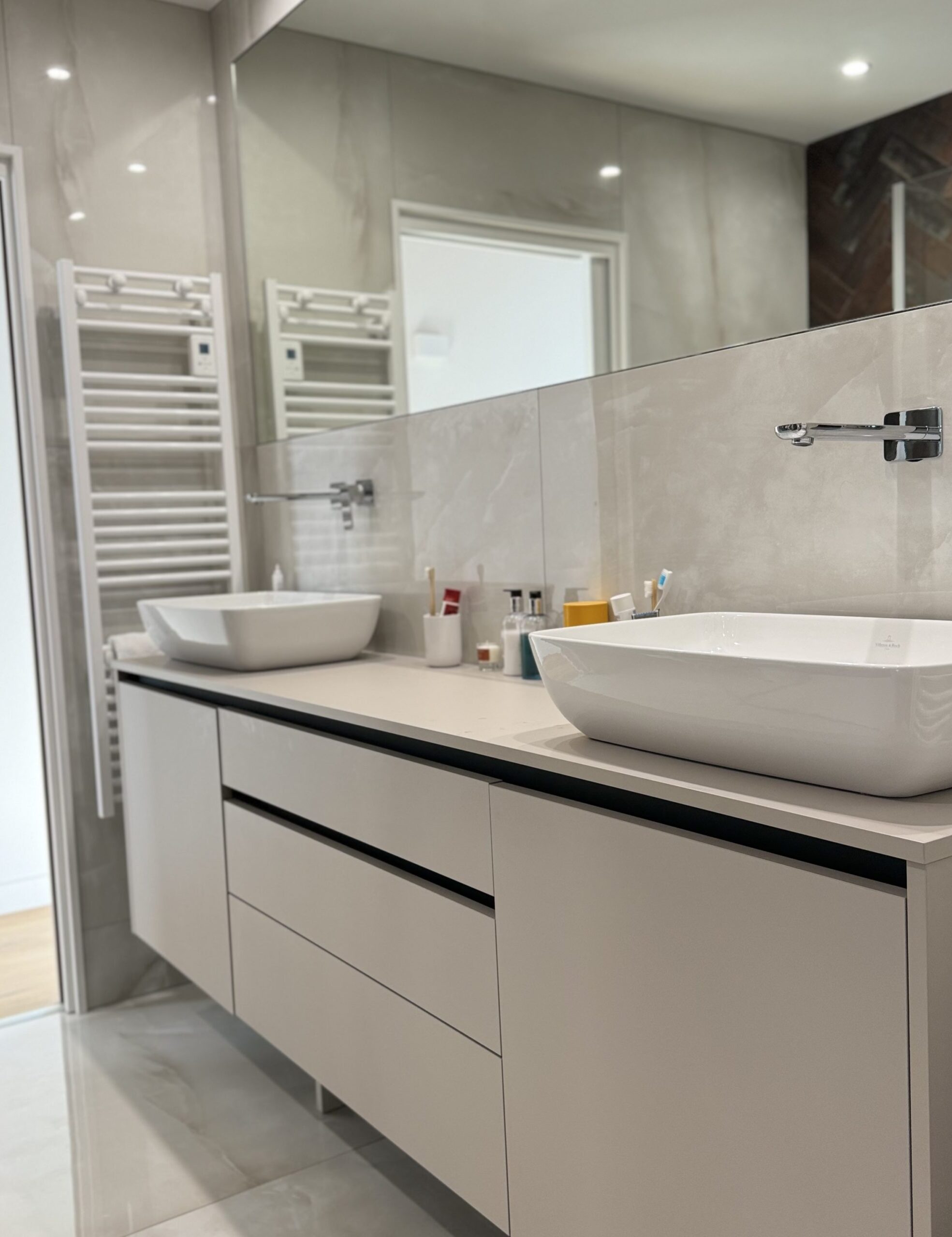 Meuble de salle de bain moderne avec un design simple et pratique pour maximiser l’espace.